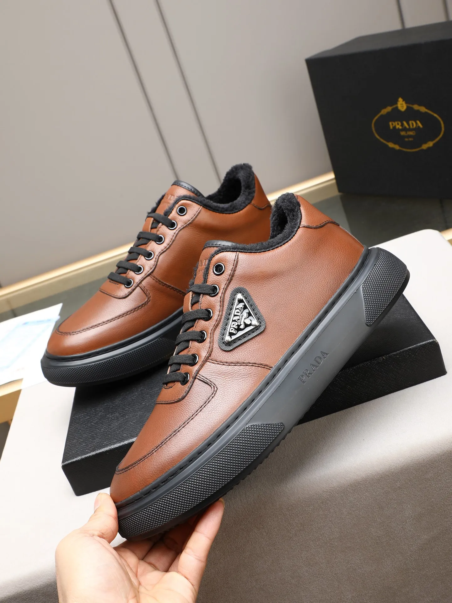PP460 Prada/Prada men's new casual shoes, this upper is made of imported calfskin + velvet lining! The outside is decorated with the P family's classic metal triangle enamel logo, and the outsole is made of non-slip sports foam ultra-light outsole, which feels good on the feet and is a fashionable and fashionable item! Two colors to choose from!  Size: 38-44 (45 customized)